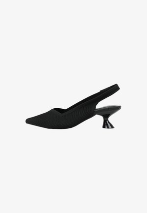 Zapato slingback negro puntiagudo con parte superior de tela texturizada y tacón bajo acampanado.