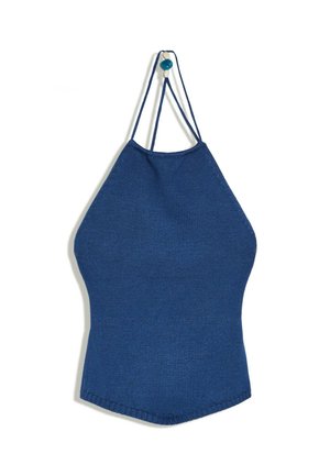 Haut halter tricoté bleu avec fines bretelles et perles décoratives au niveau du cou, présenté sur un fond blanc.