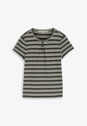Camiseta de manga corta con rayas horizontales negras y blancas, de punto acanalado, con cuello redondo y tres botones negros en el pecho.
