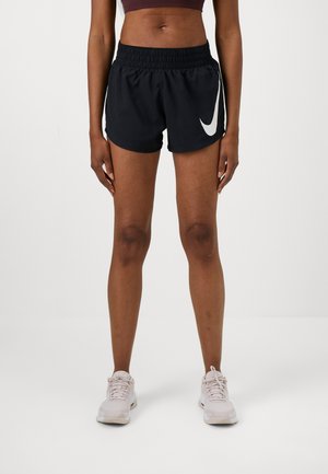 Shorts de sport noirs avec le logo swoosh blanc de Nike. Comprennent une taille élastique, un tissu léger et une coupe classique.