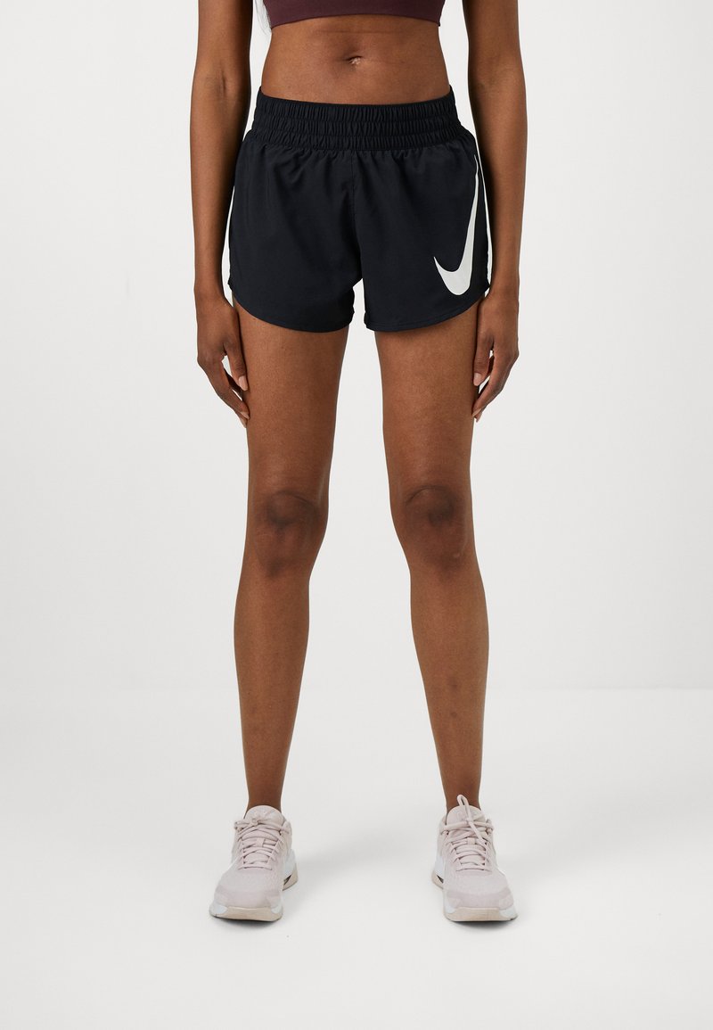 Juodos sportinės šortai su balta Nike swoosh logotipu. Turi elastinį juosmenį, lengvą audinį ir klasiką atitinkantį siluetą.