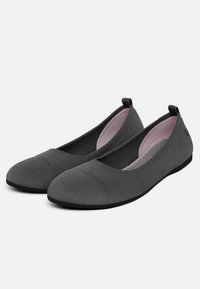 Ballerines en tissu texturé gris avec un bout rond, un petit talon et une doublure rose douce. Présentent un design sans lacets et des détails minimalistes.