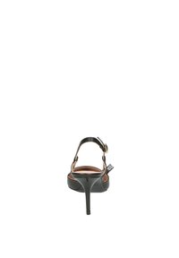Sandalo con tacco alto nero dal design elegante, punta fine, cinturino alla caviglia regolabile e texture in pelle liscia. L'interno presenta una soletta color nocciola.