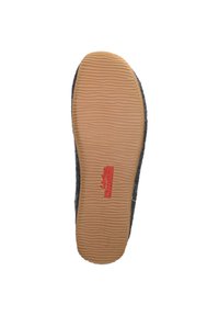 Grijze wollen slipper met een getextureerde, gegraveerde tan rubberen onderkant, voorzien van rode branding en maatafdruk aan de onderzijde.