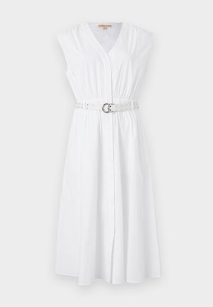 Bela brezrokavna obleka z V-izrezom, zategnjenim pasom in dekorativnim pasom, ki ima srebrne žebljičke in okroglo sponko. Gladko bombažno blago.