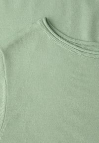 Tissu tricoté vert menthe avec une texture lisse, un col rond et de subtils accents côtelés le long du col et des bords.