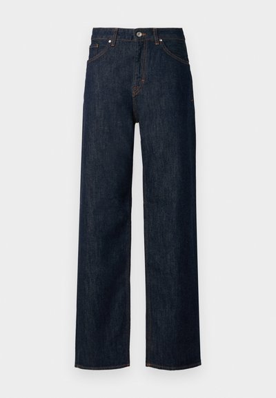 Jeans de ganga azul escuro com um design de perna reta, apresentando uma cintura alta, cinco bolsos e detalhes em costura cobre.