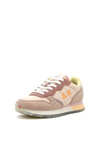 Sneaker sportivo con pelle rosa chiaro e beige, dettagli arancioni, lacci bianchi, una fodera decorata e una suola trasparente.
