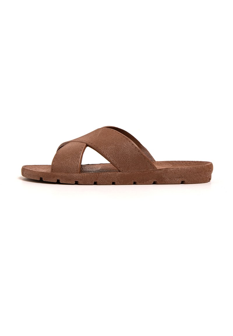 Braune Rutschsandalen mit überkreuzten Zehenriemen, strukturiertem Material, flacher Sohle mit Rillen und offenem Design für Atmungsaktivität.