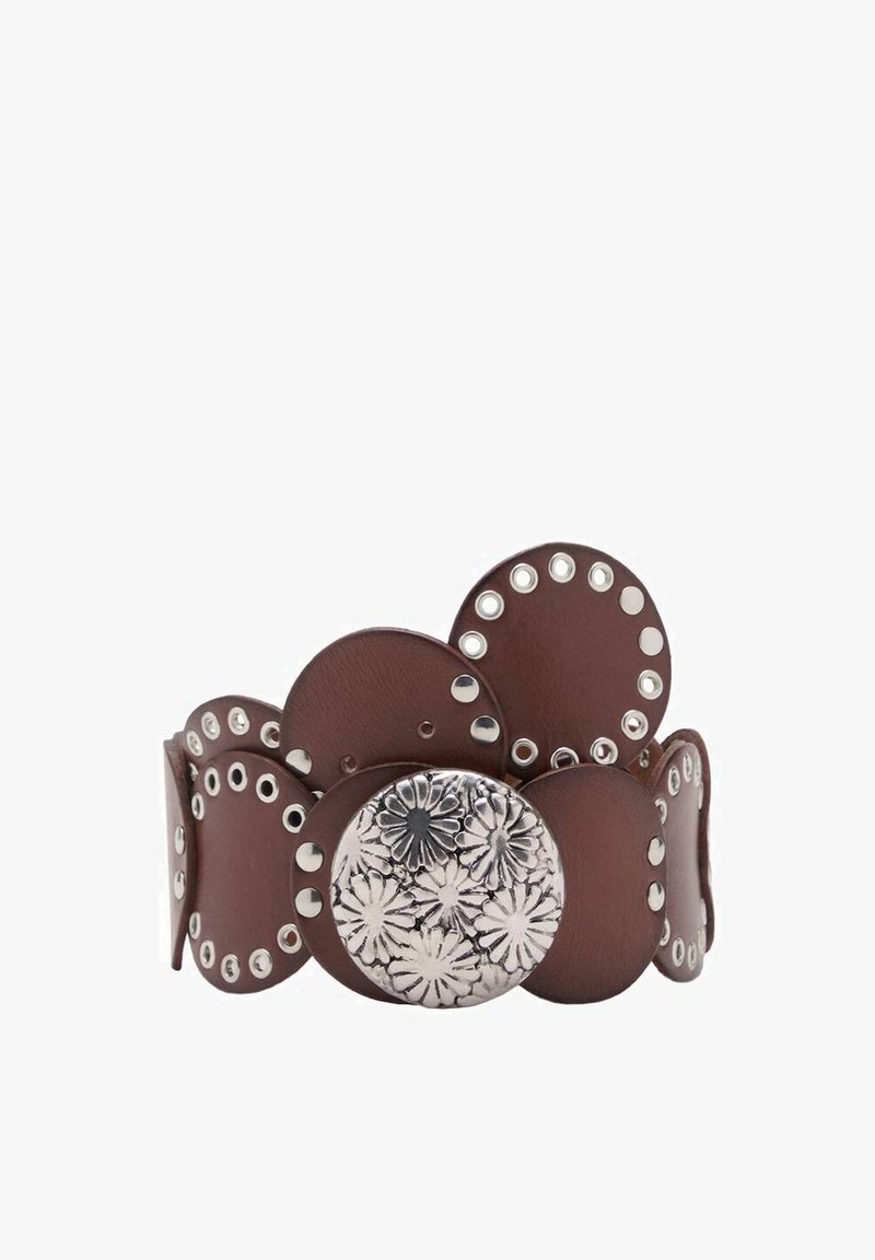 Brauner Lederarmband mit kreisförmigen Segmenten, silbernen Nieten und einem zentralen, geprägt floralen Design.