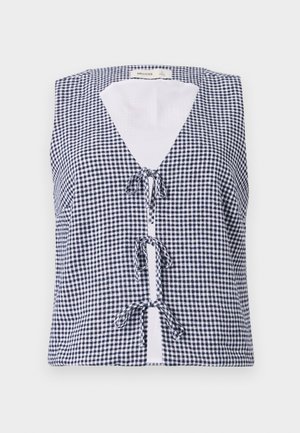 Blå og hvid ternet ærmeløs top med V-hals, der har en klip på kraven og tre bundet lukninger ned langs fronten.