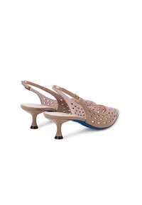 Scarpe slingback beige perforate con punta affilata, tacco conico nero e soletta blu; dotate di cinturino regolabile e texture liscia.