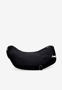 Bandolera negra con un tejido suave y mate. Forma curva, correa ajustable y cierre de cremallera en la parte superior. Diseño minimalista sin patrones.