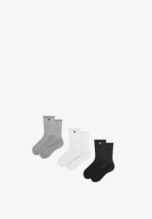 Drei Paar gerippte Crew-Socken in Grau, Weiß und Schwarz, jeweils mit einem kleinen runden Logo nahe dem oberen Rand.