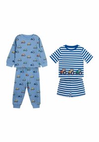 Twee sets kinderpajama's: de ene heeft een blauwe top en broek met tractorpatronen; de andere heeft een gestreepte blauwe shirt en shorts.
