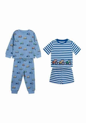 Kaksi settiä lasten pyjamia: toisessa on sininen paita ja housut traktorikuvioilla; toisessa on raidallinen sininen paita ja shortsit.