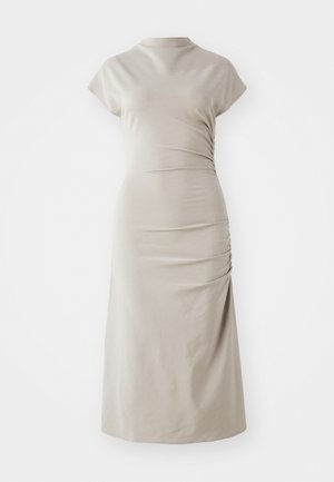 Robe midi beige en tissu doux, avec un col haut, des manches courtes et des détails de fronces sur les côtés, créant une silhouette ajustée.