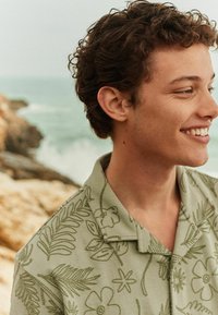 Next TEXTURED SHORT SLEEVE - Camisa - green leaf print