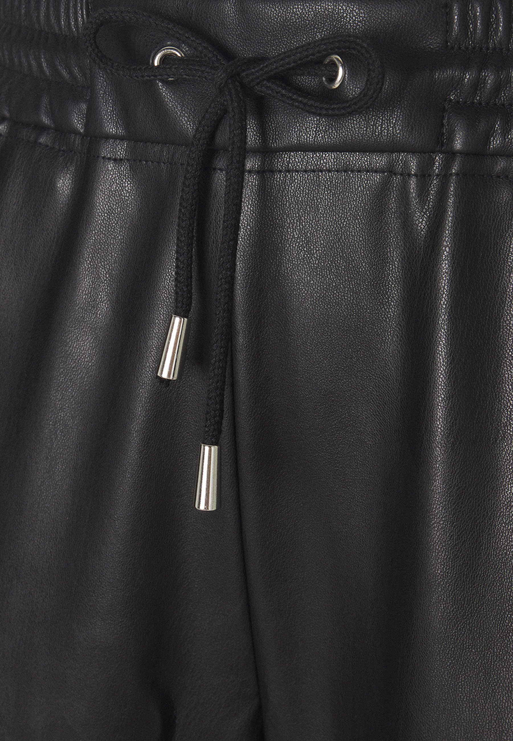 Rich & Royal JOGG PANTS FAKE LEATHER Broek blackZwart Rich & Royal BIKER JACKET WITH PIPING Leren jas black