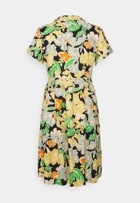 Vestido floral de mangas curtas com uma base preta, apresentando padrões em verde, laranja e amarelo. Inclui um colarinho e um detalhe de cintura ajustada.