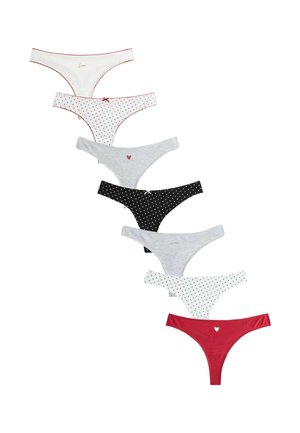 Hét női pamut tanga különböző színekben és mintákkal, beleértve a szíveket és kis masnikat, függőlegesen rendezve fehér háttér előtt.