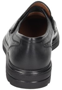 Zwarte leren schoen met een ronde neus en gestikte details. Kenmerkt zich door een gladde afwerking en een gevoerd voetbed. Lage, duurzame zool.