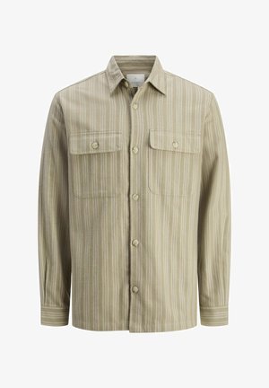 Beige overhemd met knopen, voorzien van verticale lichte en donkere strepen, twee borstzakken en een klassieke kraag, gemaakt van een gestructureerde stof.