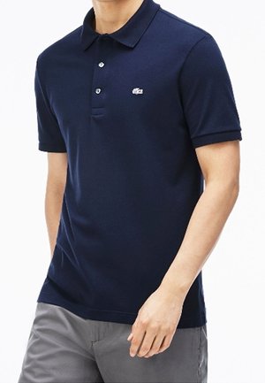 Navyblauwe poloshirt van katoen met een klassieke kraag, een knoopsluiting met twee knopen en een klein geborduurd logo op de borst.
