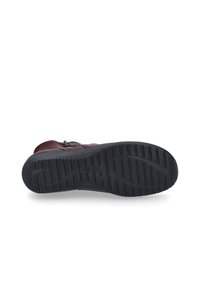 Bordowe skórzane buty z czarną gumową podeszwą, teksturowanym bieżnikiem i bocznym zamkiem. Gładka cholewka z zaokrąglonym noskiem i minimalistycznymi detalami.