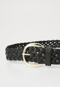 Svart flätad läderbälte med en silveroval spänne, med en mjuk textur och en säker läderöglan.