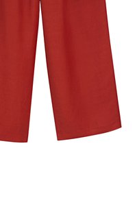 Rode wijde broek van lichtgewicht stof. Heeft een gladde textuur en een eenvoudig, strak ontwerp zonder zichtbare patronen of versieringen.