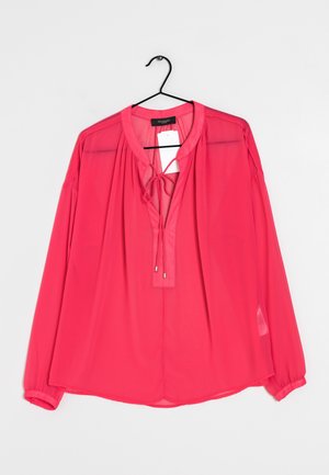 Lättvikts rosa blus med långa ärmar, knyt-krage och subtil lyster. Har rak fåll och knäppta manschetter för justerbar passform.