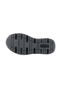 Suela de zapato de goma negra con ranuras horizontales y verticales, que presenta patrones en relieve y un logo rectangular.