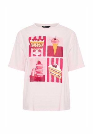 Lichtroze T-shirt met vier vierkante panelen waarop een aardbeienparfait, een ijsje met kers, gestapelde macarons met aardbeien en een stuk meerlaagse cake te zien zijn.