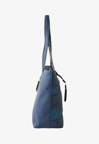 Blauwe leren tas met een textuur oppervlak, voorzien van een ritsluiting, een korte franjes accent, en een slungelige uitstraling met een enkele schouderband.