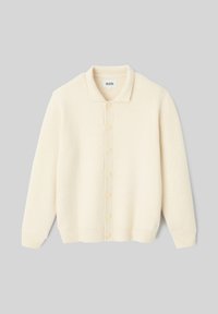 Un cardigan en tricot crème avec un col, une fermeture à boutons sur toute la longueur et des poignets et un ourlet côtelés. Texture douce et design décontracté.
