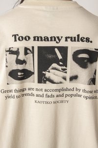 Beżowy T-shirt z czarnym nadrukiem graficznym, na którym znajdują się trzy obrazy oraz tekst: "Za dużo zasad." i cytat z "KAOTIKO SOCIETY."