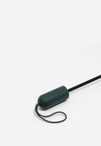 Zielony silikonowy uchwyt z wytłoczonym napisem "BIMBA", przymocowany do czarnej elastycznej rurki z zielonym sznurkiem. Gładka powierzchnia, owalny kształt i neutralny design.