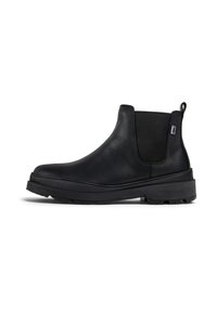 Stivali Chelsea in pelle nera con pannelli elastici sui lati, punta tonda e suola in gomma texture. Presentano un'etichetta sul tallone per una facile calzata.