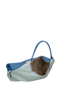 Blauwe en lichtgroene leren handtas met een ritssluiting en een ruime beige binnenkant. Beschikt over twee handvatten en een gladde textuur.
