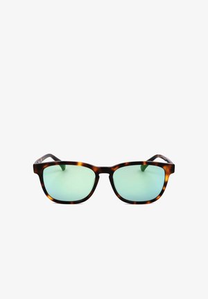Occhiali da sole con montatura tartarugata e lenti rettangolari con tonalità verde, esposti su uno sfondo bianco.
