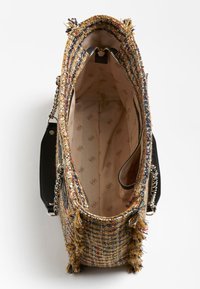 Vävd flermönstrad tygkasse med fransdetaljer, dragkedjestängning och en slät svart läderrem. Fodrad insida med diskret logomönster.