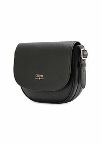 Czarna skórzana torba na ramię o zaokrąglonym kształcie, teksturowanej powierzchni, z klapą i metalowym logotypem. W komplecie regulowany pasek.