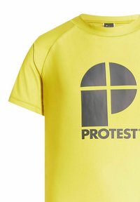 Žlté tričko s krátkym rukávom a okrúhlym výstrihom, so veľkým čiernym logom "PROTEST" a grafickým dizajnom na prednej strane. Hladká textúra.