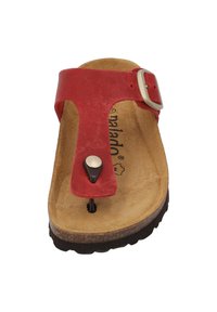 Sandalo in pelle rossa con design a strappo per le dita, fibbia argentata regolabile e suola in sughero sagomata. Presenta una suola scura texturizzata.