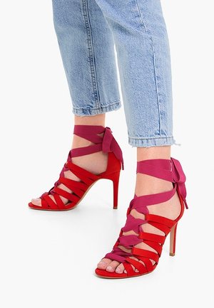 Stradivarius, Sandales à talons hauts - red