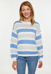 Pulover din tricot ușor, cu dungi orizontale albastre, gri și albe. Are un guler rotund și mâneci tip balon; pus împreună cu blugi strâmți.