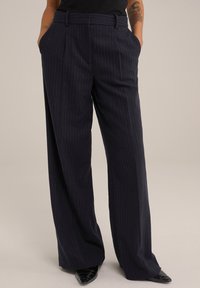 - Spodnie materiałowe