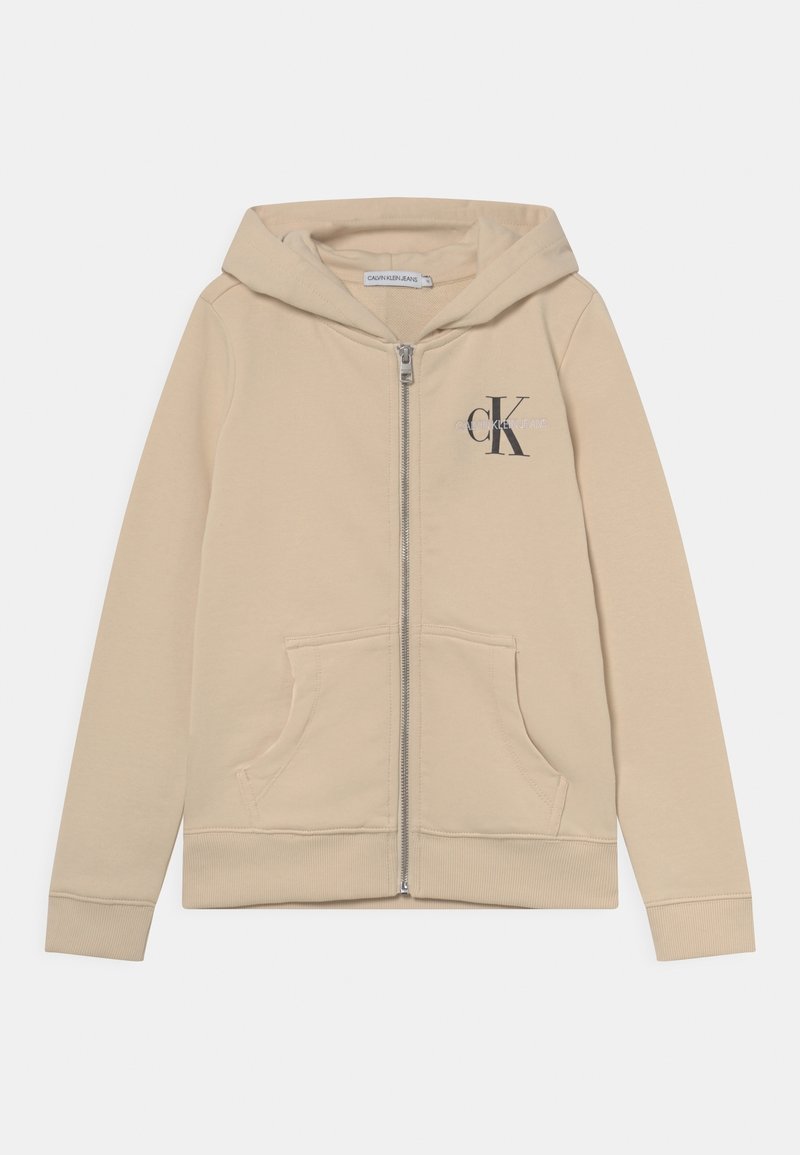 Sudadera con cremallera en color beige, con un bolsillo tipo canguro, puños y dobladillo de canalé. Presenta un logo en el lado izquierdo del pecho en gris. Fabricada con tejido suave.