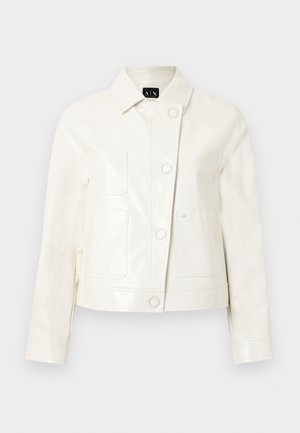 Veste blanche raccourcie à manches longues, avec col, fermeture à bouton-pression et trois poches avant avec des détails de couture subtils.